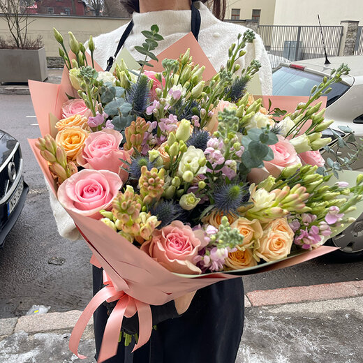 Gaisīgs sezonas ziedu pu&scaron;ķis