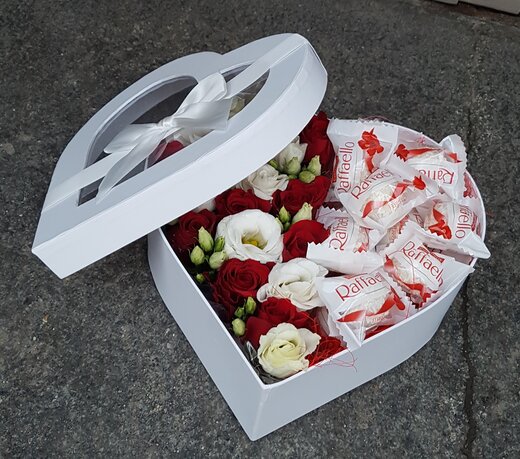 Ziedi sirds formas kastē ar Raffaello konfektēm