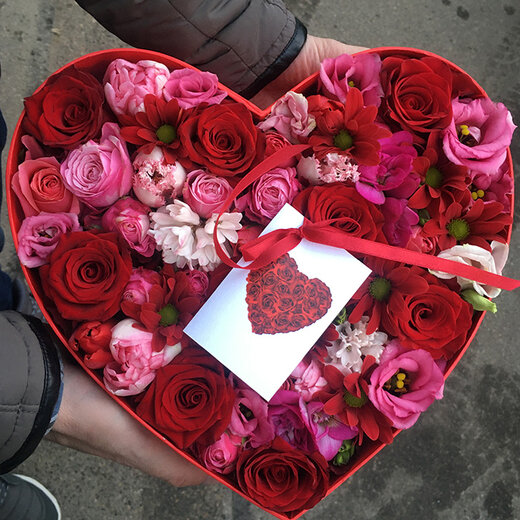 Ziedu kastīte sirds formā