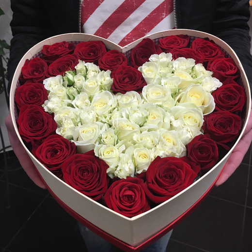 Rozes sirds formas kastītē