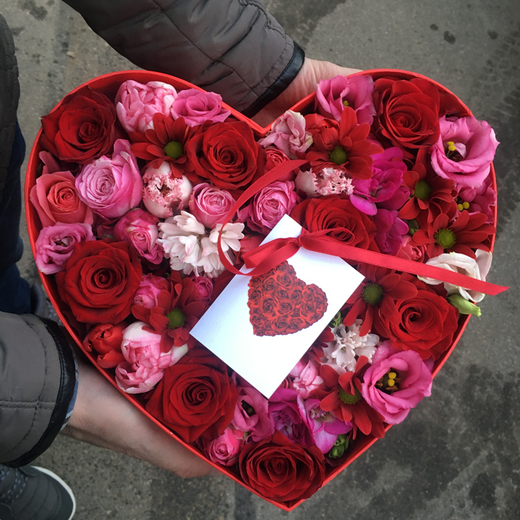 Ziedu kastīte sirds formā