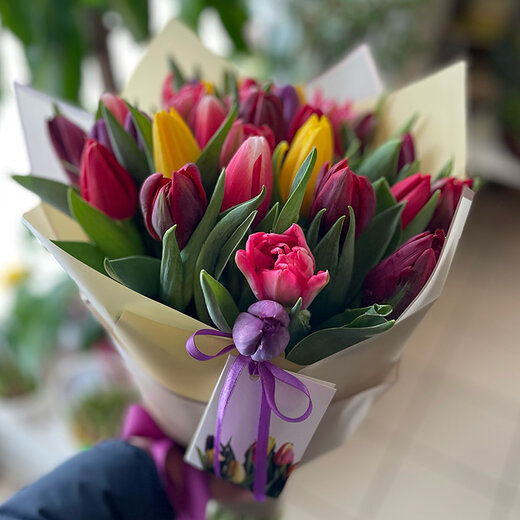 Dažādu krāsu tulpes dekoratīvā papīrā