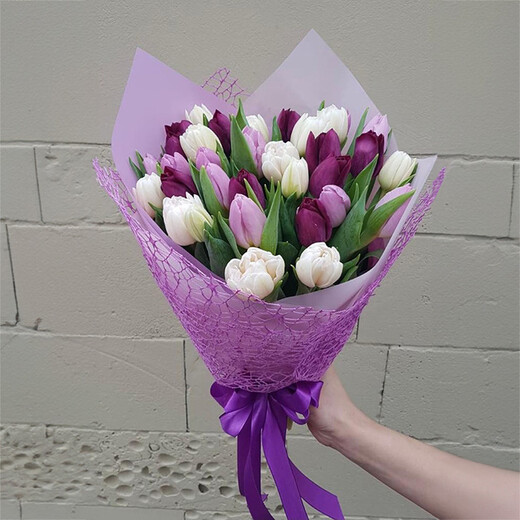 Baltu un violetu tulpju pu&scaron;ķis