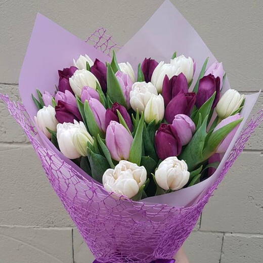 Baltu un violetu tulpju pu&scaron;ķis