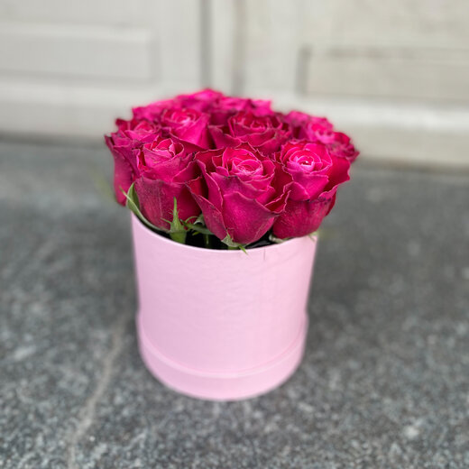 Tum&scaron;i rozā rozes apaļā kastītē