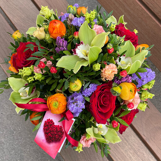 Ziedu kastīte ko&scaron;ās krāsās