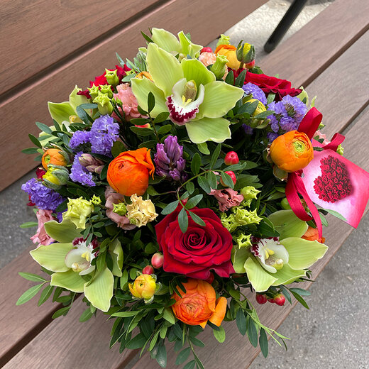 Ziedu kastīte ko&scaron;ās krāsās