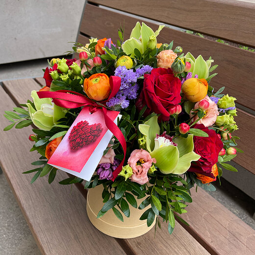 Ziedu kastīte ko&scaron;ās krāsās