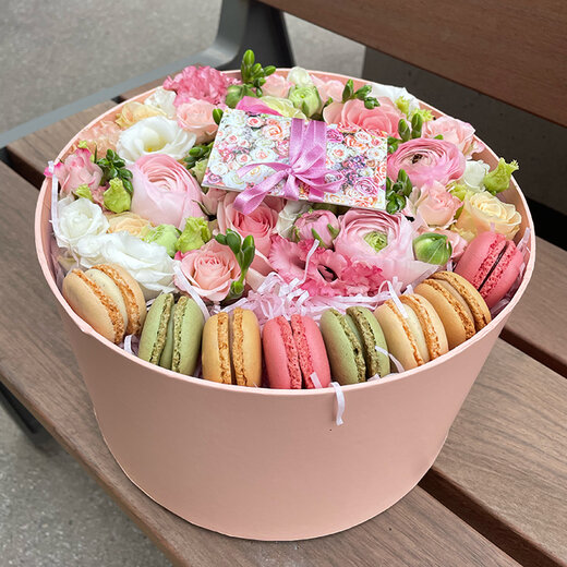 Ziedu kastīte ar macarons cepumiem