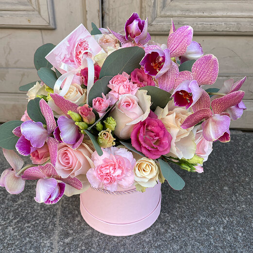 Romantiska ziedu kastīte