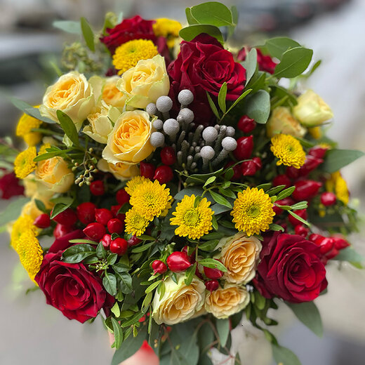 Krāsaini ziedi kastē