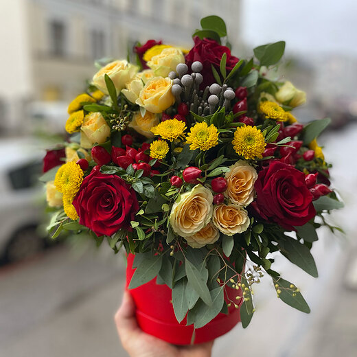 Krāsaini ziedi kastē