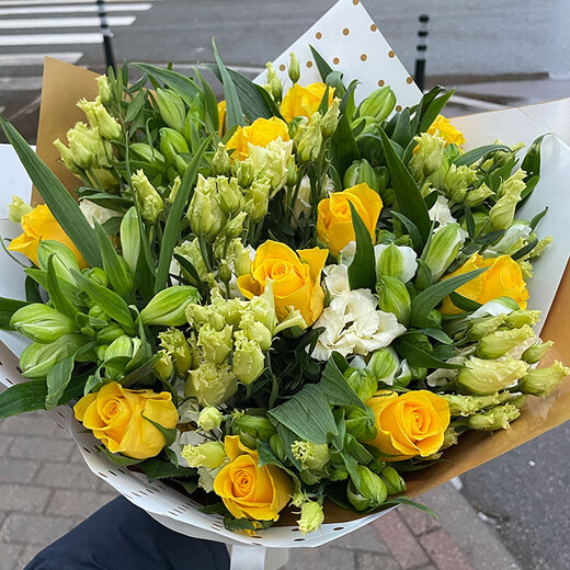 Rožu un alstromēriju pu&scaron;ķis