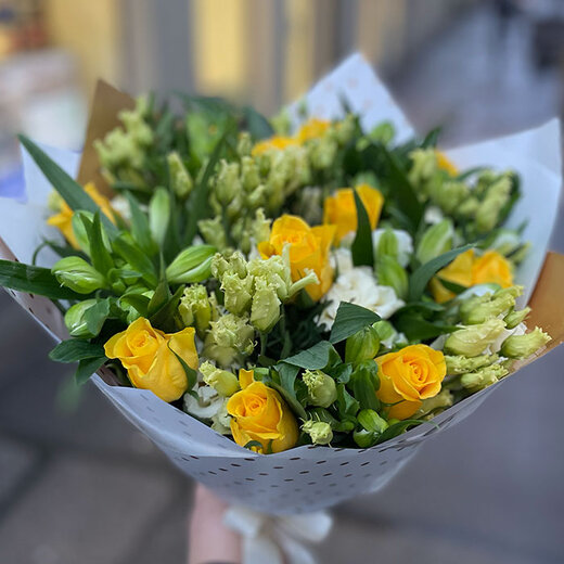 Rožu un alstromēriju pu&scaron;ķis