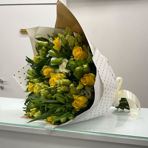 Rožu un alstromēriju pu&scaron;ķis