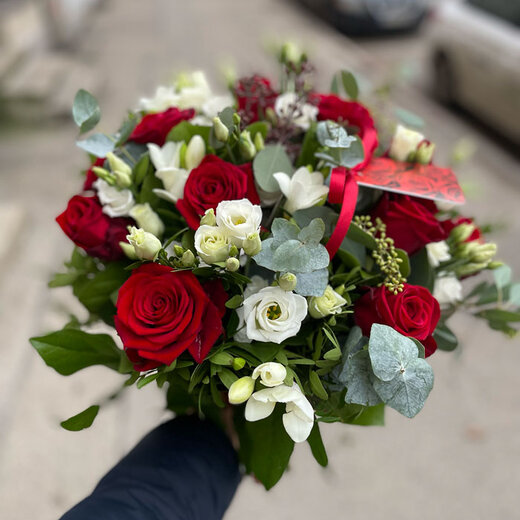 Klasisks ziedu pu&scaron;ķis Odziņa