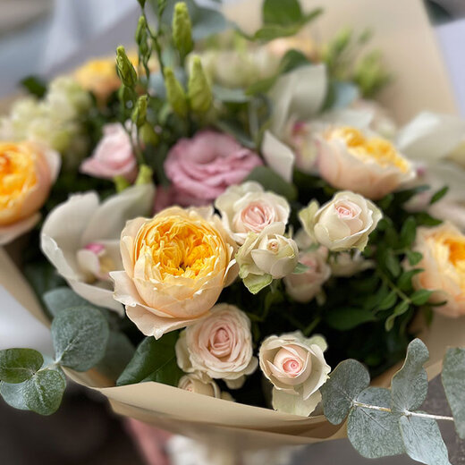 Ziedu puskis ar peonijveida rozēm 