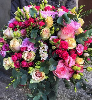 Dažādu ziedu pu&scaron;ķis Krā&scaron;ņais