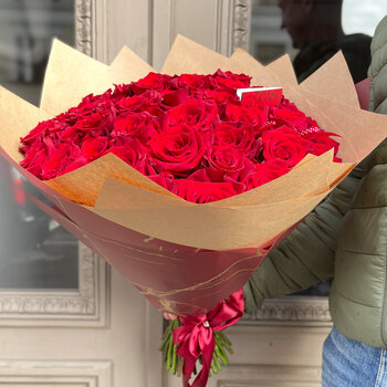 51 sarkana roze dekoratīvā papīrā