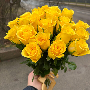 Dzeltenu rožu pu&scaron;ķis 