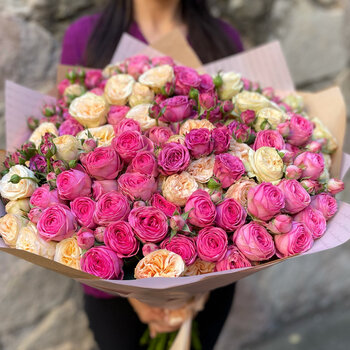 Dažādu krāsu krūmrožu pu&scaron;ķis