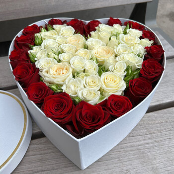 Rozes sirds formas kastē