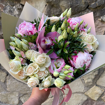 Pu&scaron;ķis peonijas, krūmrozes, lizantes 