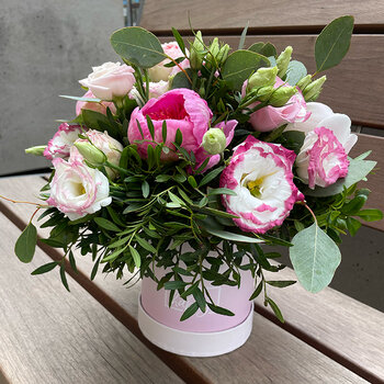 Peoniju ziedu kastīte