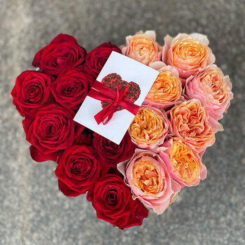 Peonijveida rozes sirds formas kastītē