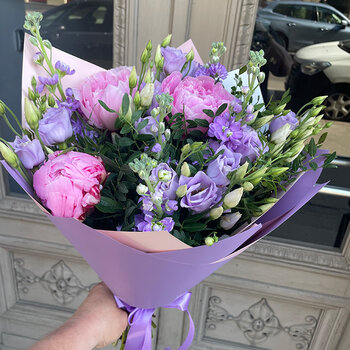 Pu&scaron;ķis peonijas, lizantes lefkojas