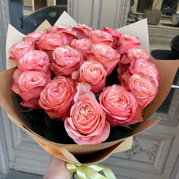 Persiku krāsas rožu pu&scaron;ķis