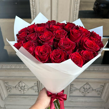 Sarkanas rozes baltā iepakojumā