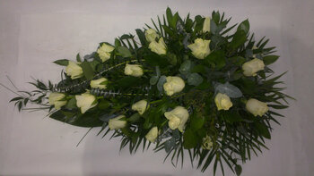 Bēru &scaron;trauss (Baltas rozes, zaļumi)