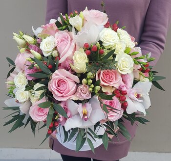 Ziedu kastīte maigos toņos