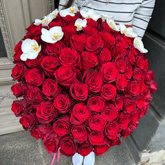 101 sarkana roze ar baltiem orhideju ziediem