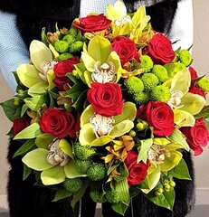 Maigi zaļu orhideju un sarkanu rožu pu&scaron;ķis