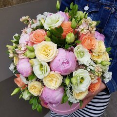 Ziedu kompozīcija ar peonijām kastē