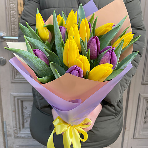 Dzeltenu un violetu tulpju pu&scaron;ķis