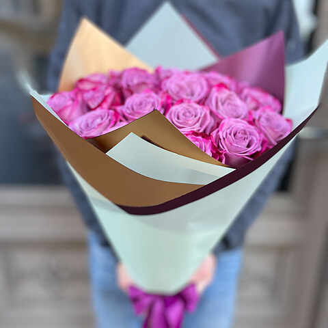 Violetas rozes dekoratīvā iepakojumā