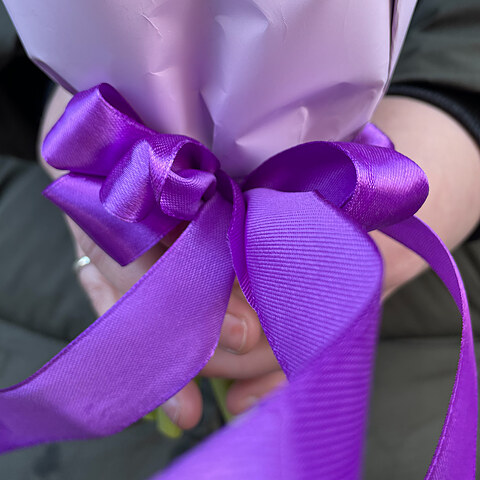 Violetas tulpes dekoratīvā iepakojumā