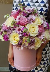 Ziedi kastē, vasarīga kompozīcija 