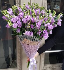 Ziedu pu&scaron;ķis no violetām lizantēm