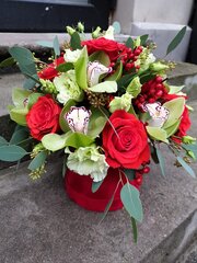 Ziedu kopozīcija sarkanā kastē