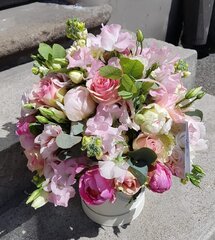 Lefkojas, rozes, peonijas ziedu kastē