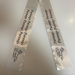 Balta sēru lenta ar uzrakstu