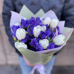 Baltas tulpes ar limoniju un īrisiem