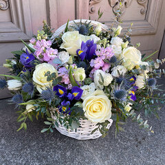 Dažādu sezonas ziedu grozs