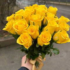 Dzeltenu rožu pu&scaron;ķis 