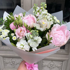 Peoniju un vasaras ziedu pu&scaron;ķis