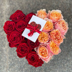 Peonijveida rozes sirds formas kastītē